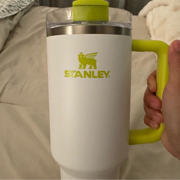 Stanley 40oz Target Exclusive Frost/Electric Yellow Tumbler. - Picture 4 of 5